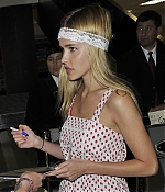 isabellucasfancom_candids_011.jpg