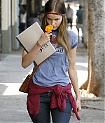 isabellucasfancom_candids_017.jpg