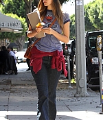 isabellucasfancom_candids_028.jpg