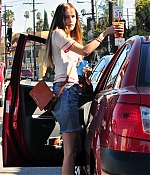 isabellucasfancom_candids_016.jpg