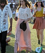 isabellucasfancom_candids_087.jpg