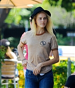 isabellucasfancom_candids_027.jpg