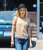 isabellucasfancom_candids_038.jpg