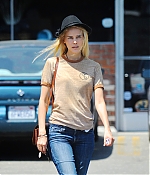 isabellucasfancom_candids_039.jpg