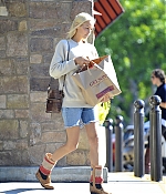 isabellucasfancom_candids_040.jpg